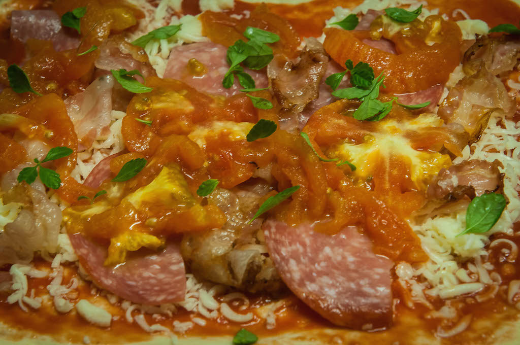 julia pela la yuca chef charlie collins 100 recetas una historia pizza panceta y salami