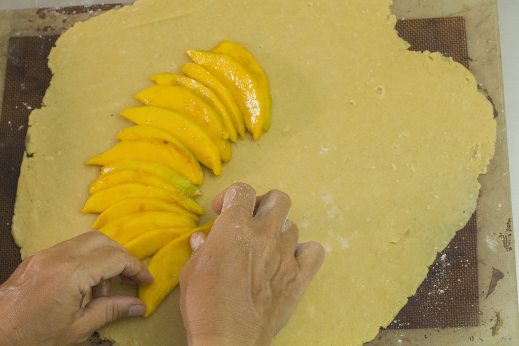 Pie de mango acomodando el mango