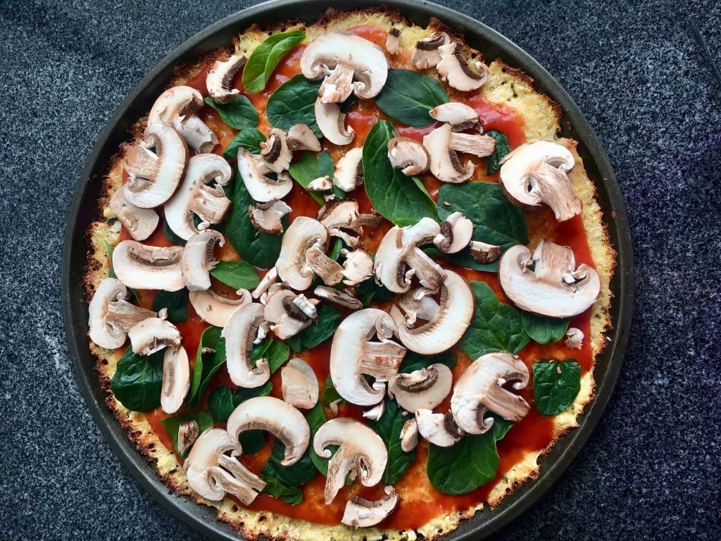 pizza de coliflor con vegetales